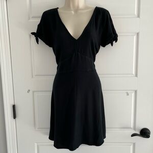 Abercrombie & Fitch Black Mini Dress V-Neck Short Tie-Back Sleeves Size M 
: